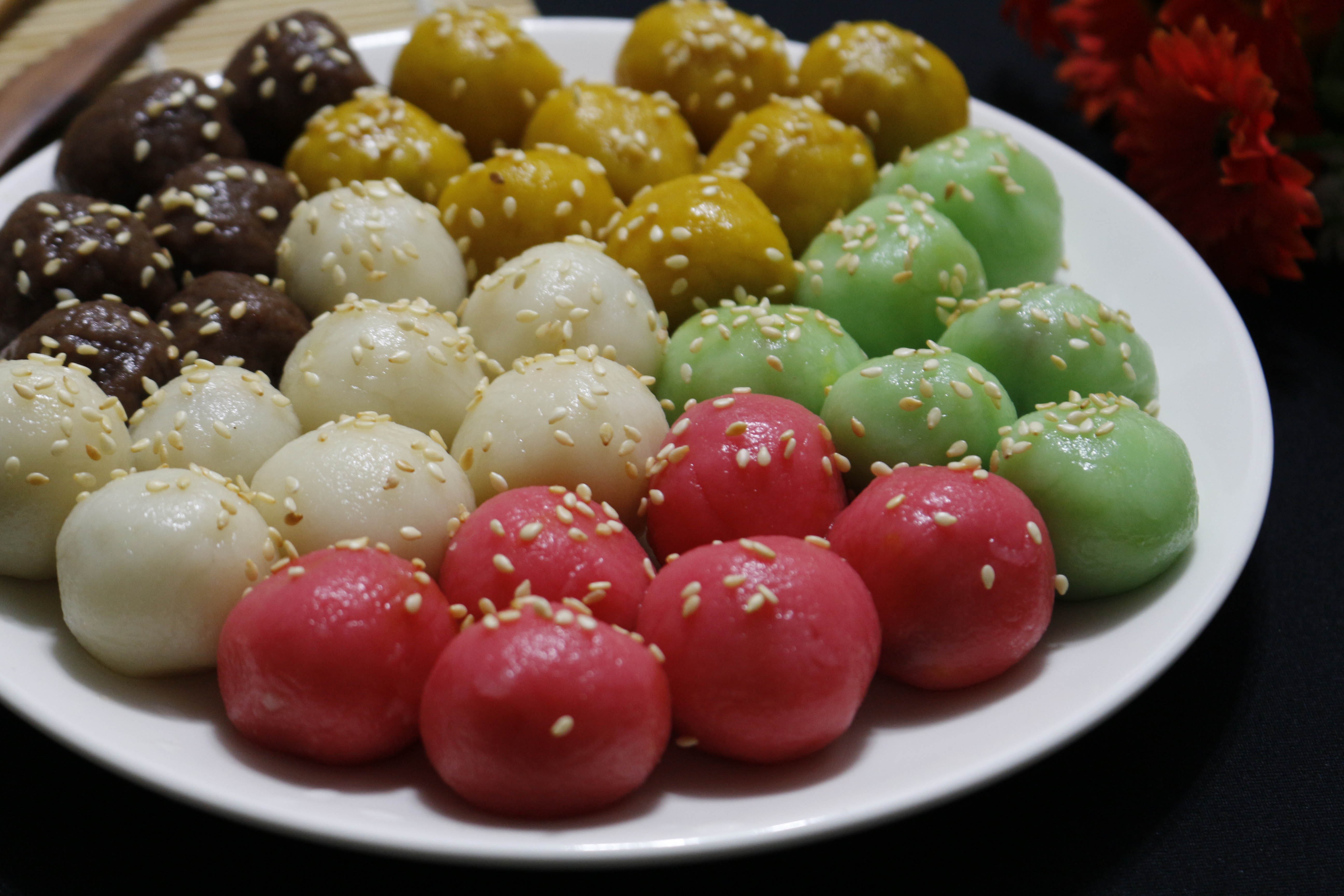 Lam mon banh troi ngu sac cho tet Han Thuc hinh anh