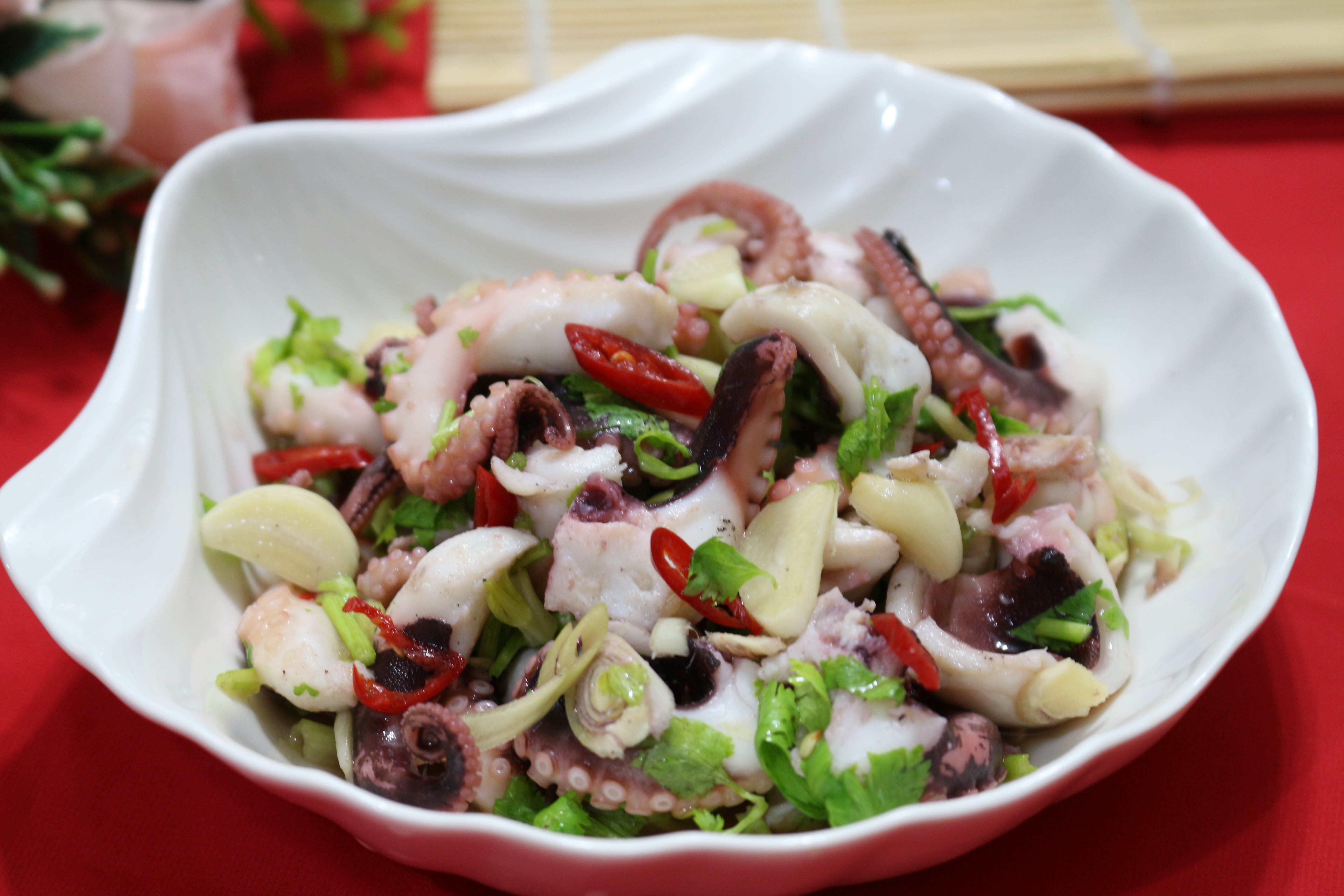 Toi nay an gi: Cuoi tuan doi vi voi goi bach tuoc chua cay hinh anh