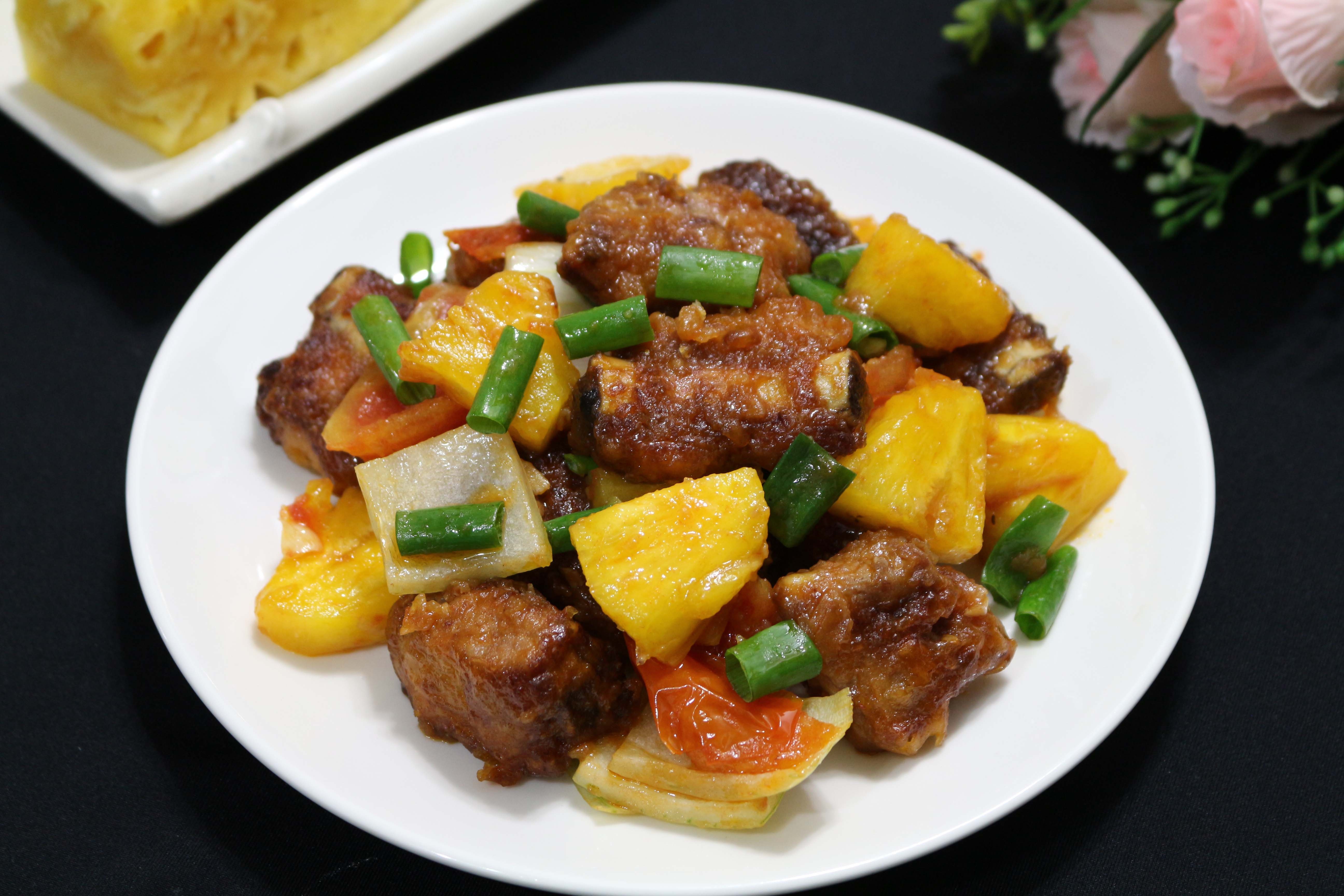 Toi nay an gi: Suon chien sot dua hinh anh