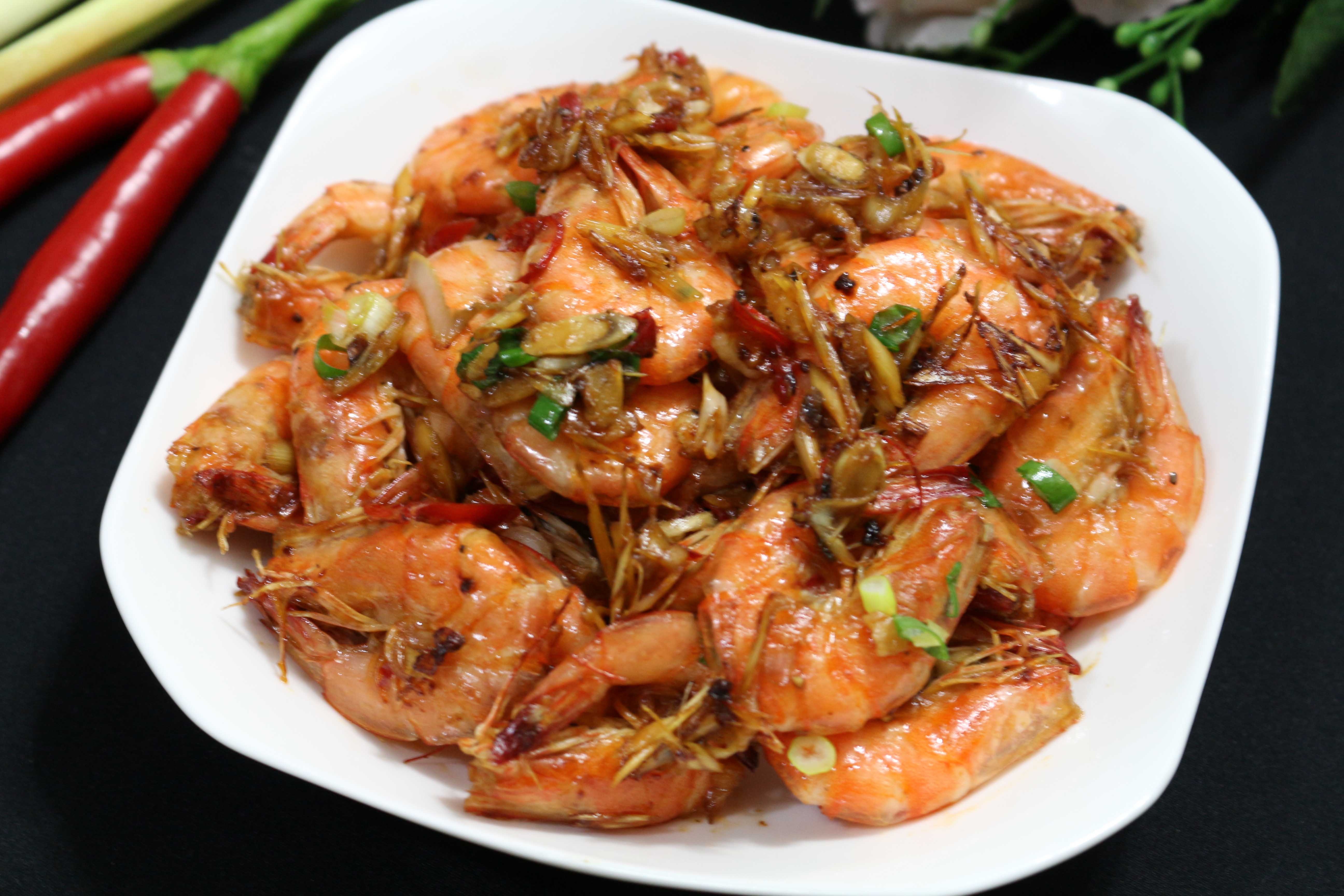 Toi nay an gi: Tom xao sa ot hinh anh