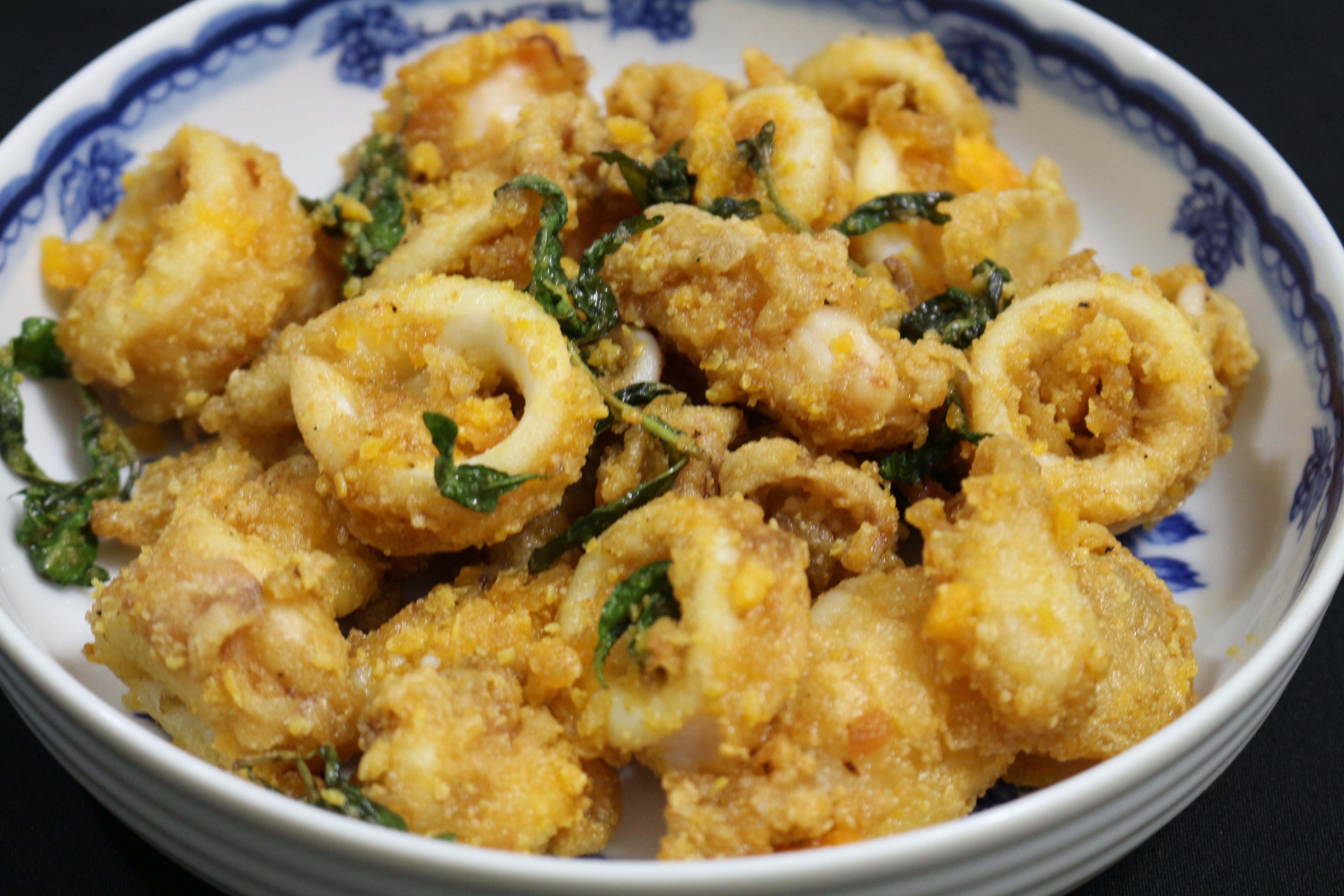 Toi nay an gi: Muc chien trung muoi kieu Thai hinh anh