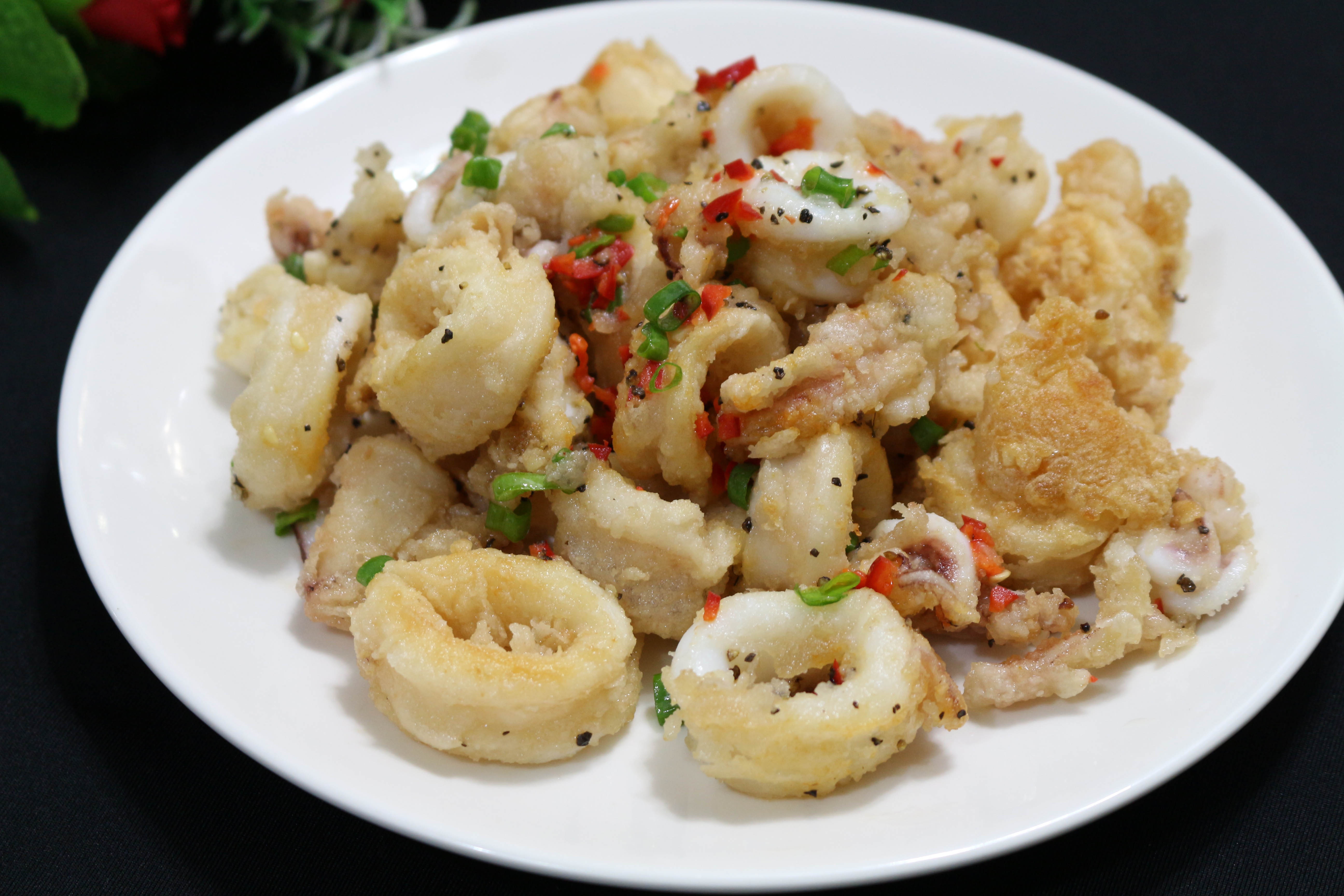 Toi nay an gi: Muc chien xoc muoi ot hinh anh