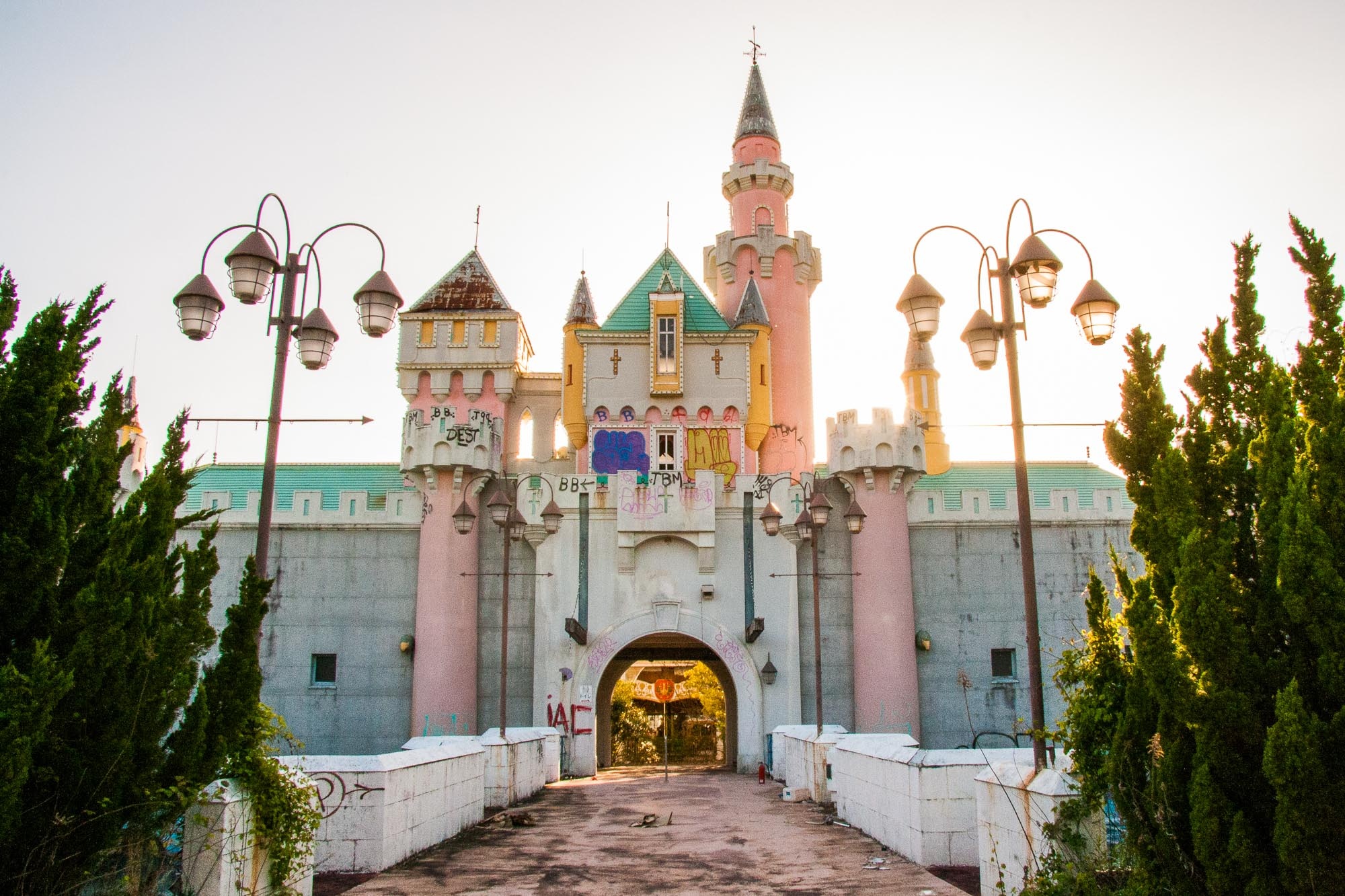 Hình ảnh lạnh gáy trong 2 công viên bỏ hoang của Disney ảnh 10 Hinh anh lanh gay trong 2 cong vien bo hoang cua Disney anh 10