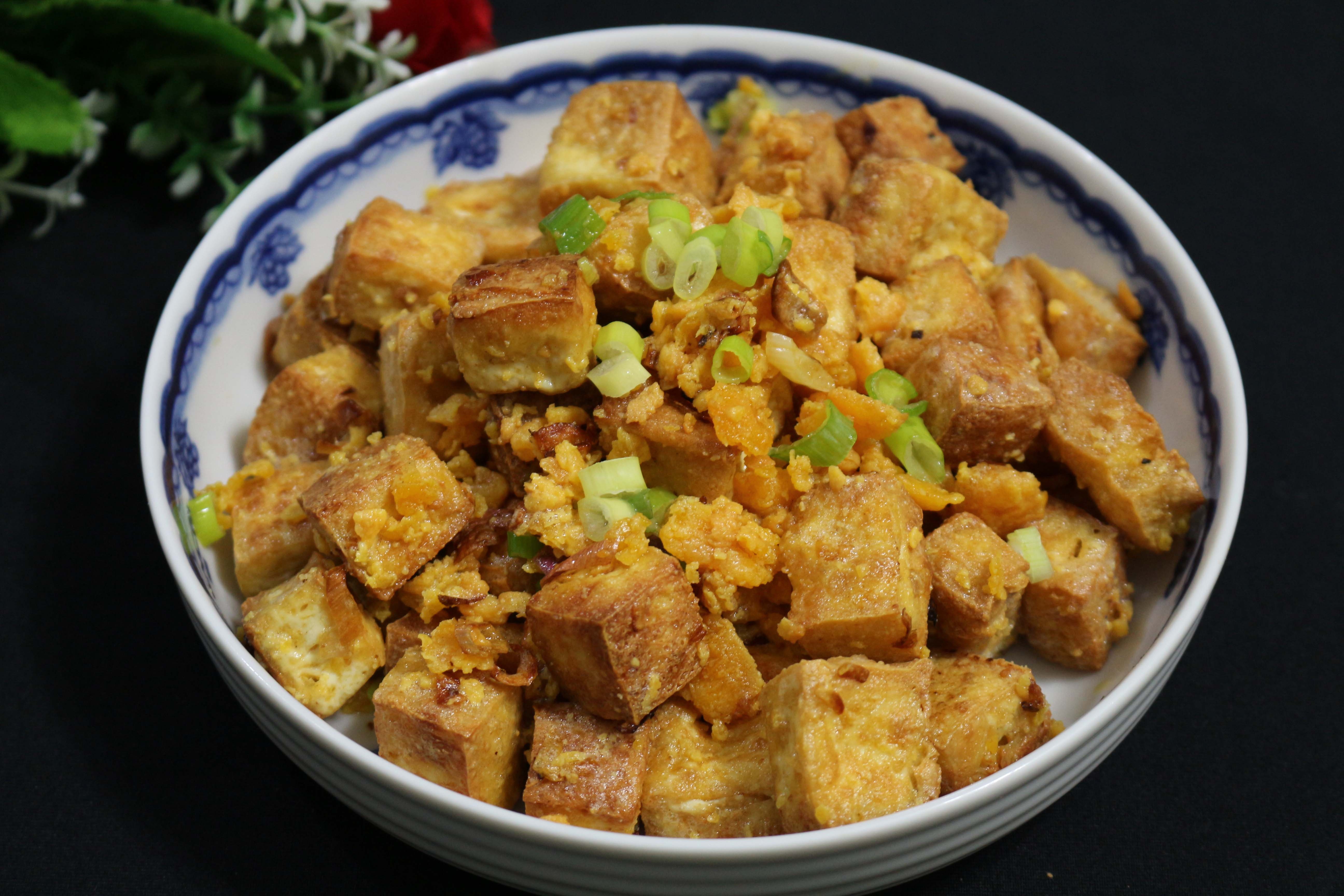 Toi nay an gi: Dau chien sot trung muoi hinh anh