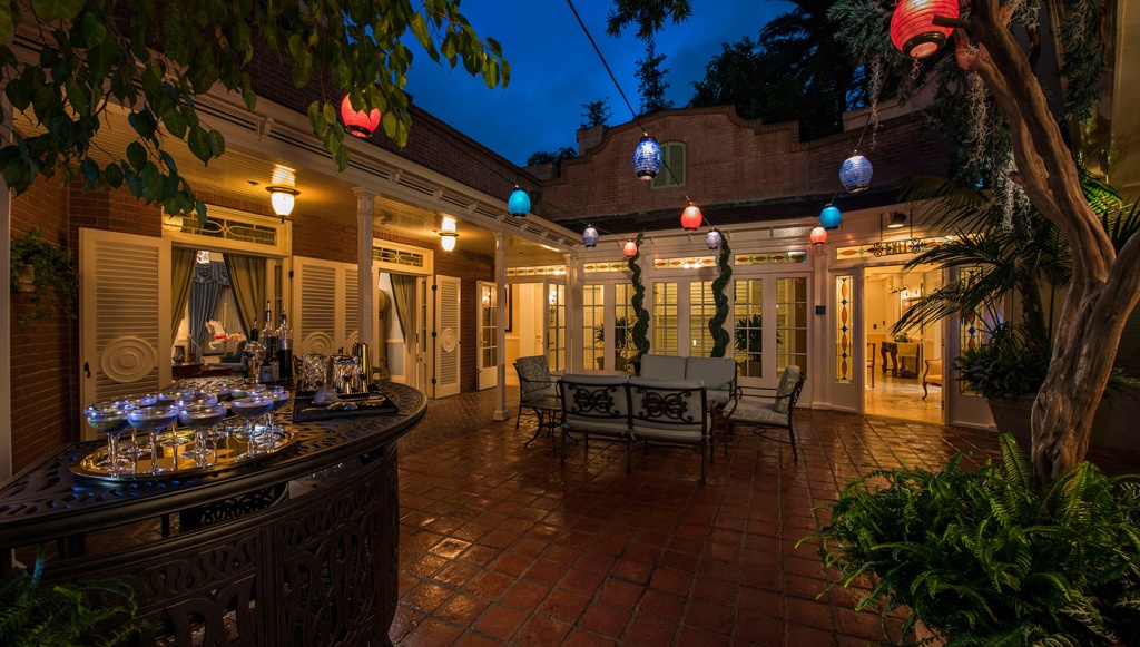 Ben trong nha hang bi mat mot bua gia 15.000 USD anh 10