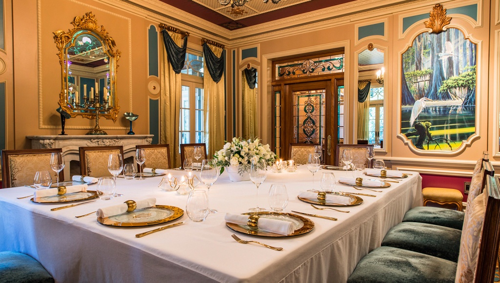 Ben trong nha hang bi mat mot bua gia 15.000 USD hinh anh