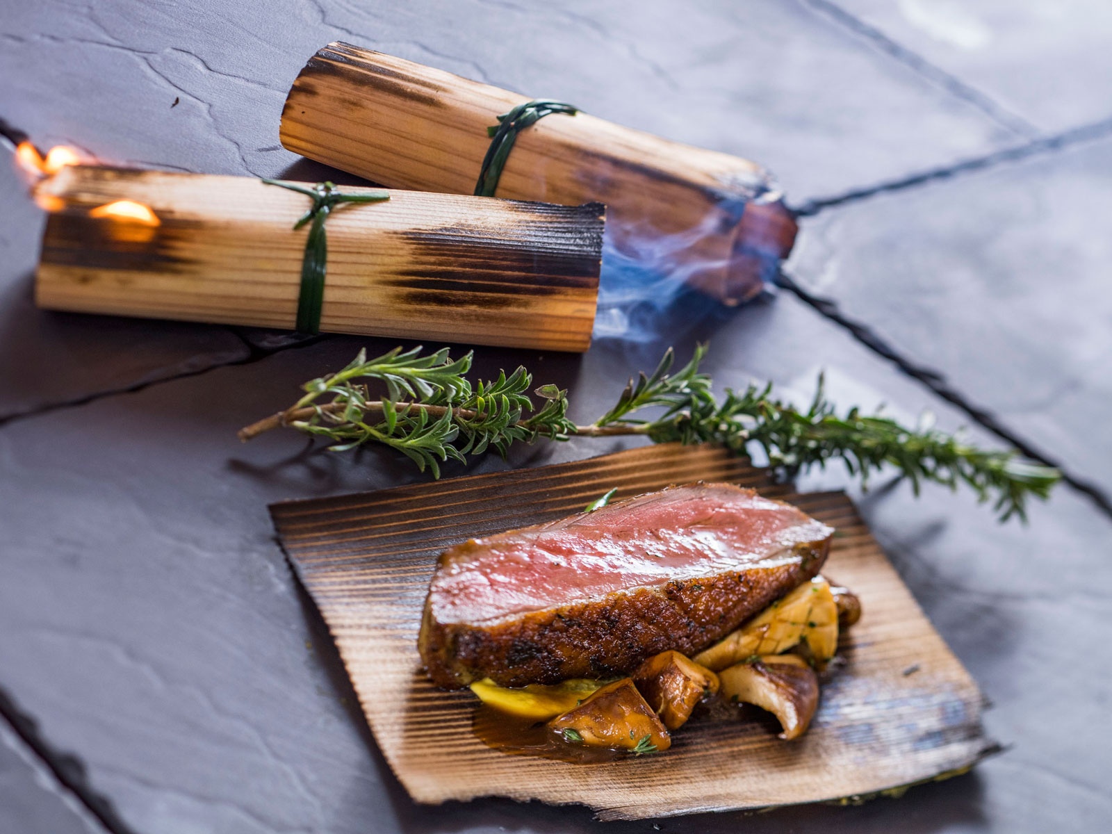 Ben trong nha hang bi mat mot bua gia 15.000 USD anh 6