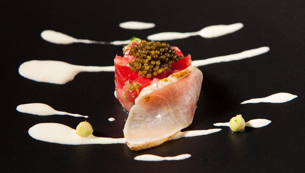 Ben trong nha hang bi mat mot bua gia 15.000 USD anh 8