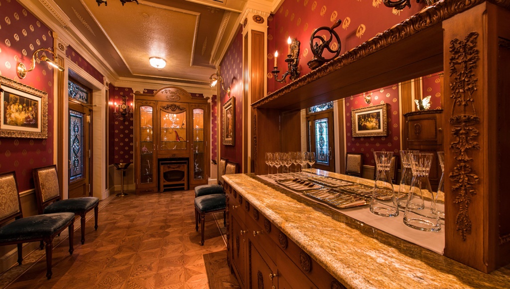 Ben trong nha hang bi mat mot bua gia 15.000 USD anh 3