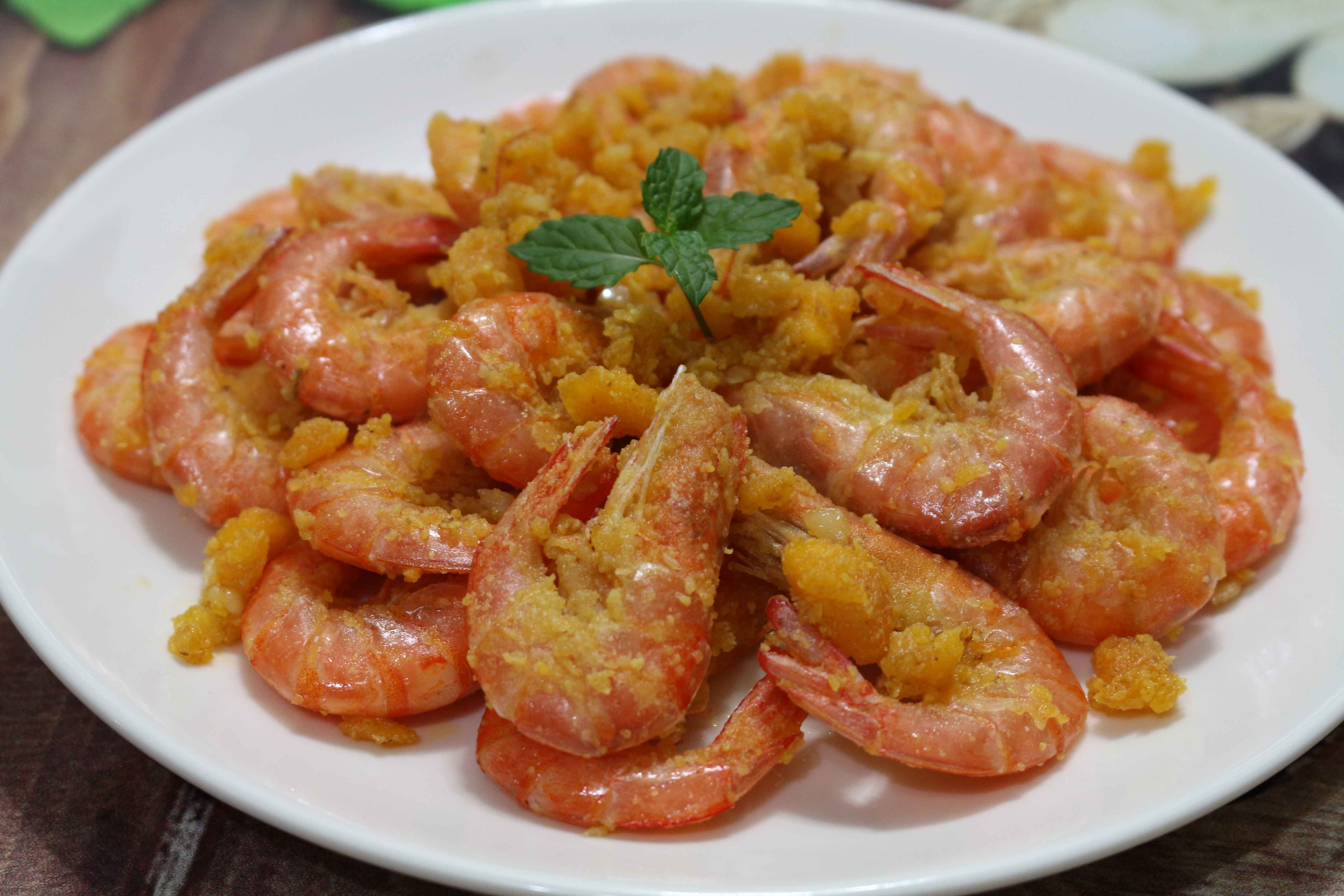 Toi nay an gi: Doi vi voi tom chien sot trung muoi cho chieu mua hinh anh