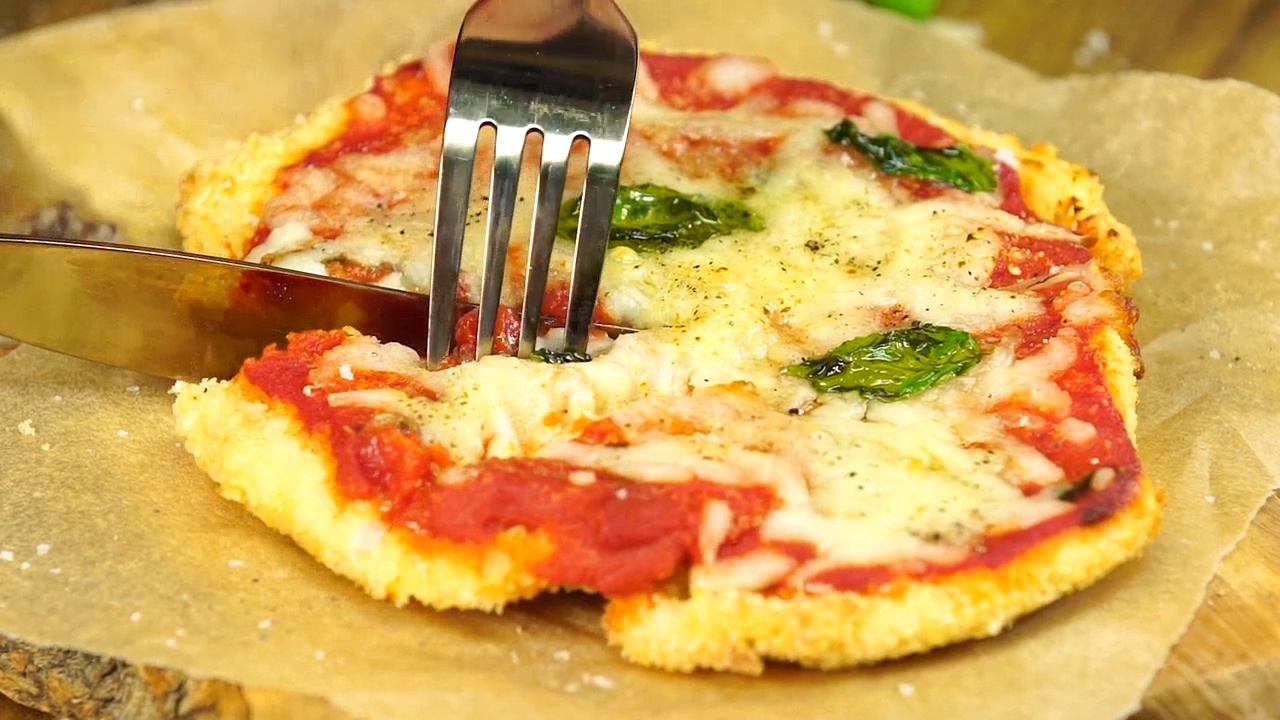 Tu lam mon pizza thit ga tai nha ngon hon ngoai tiem hinh anh