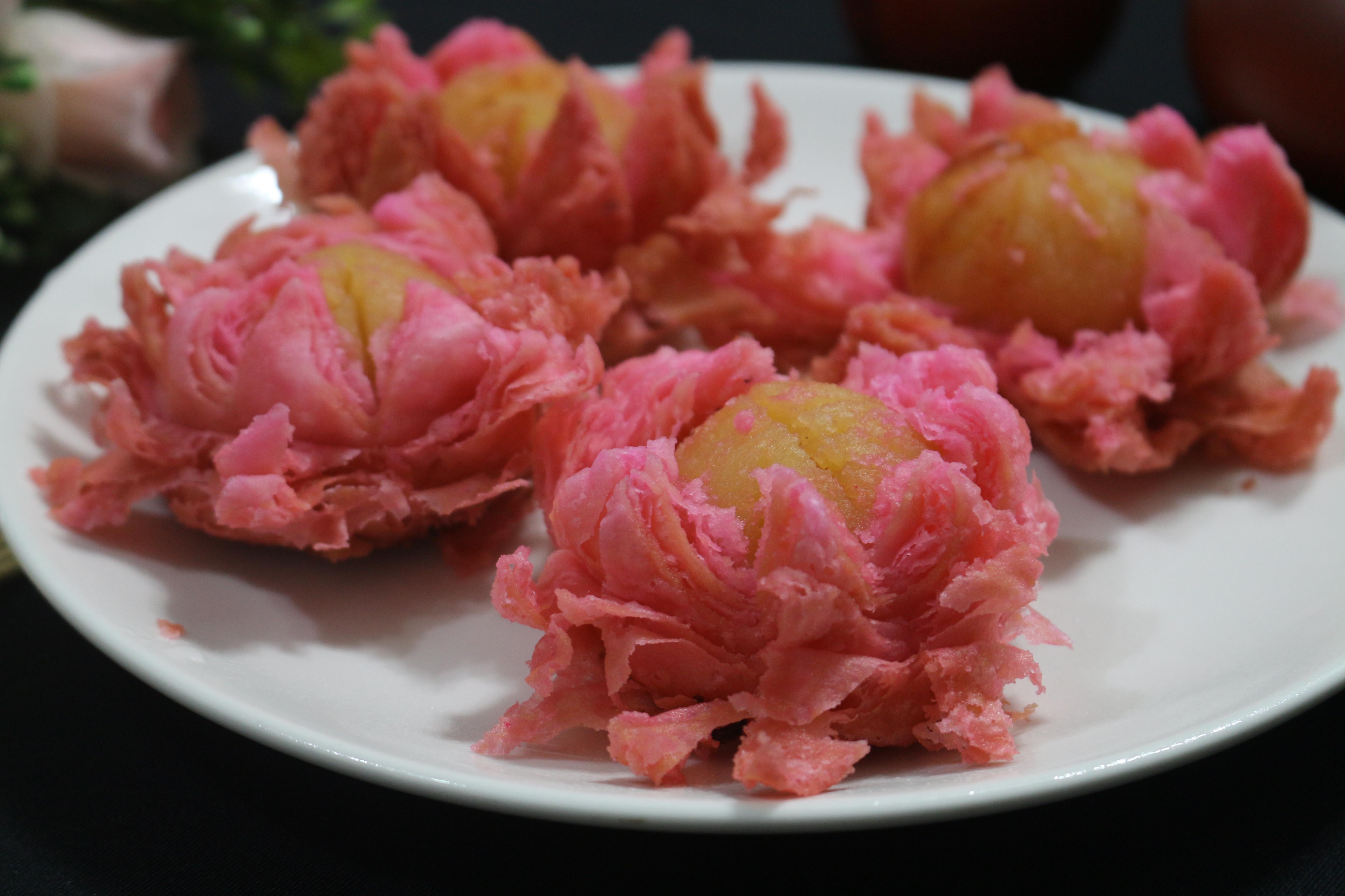 Cach lam banh trung thu hoa sen ngan lop Nhat Ban hinh anh