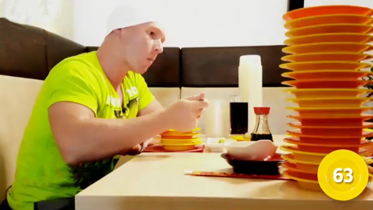 Bị cấm đến quán buffet vì ăn cả trăm đĩa sushi một lần ảnh 1 Bi cam den quan buffet vi an ca tram dia sushi mot lan anh 1