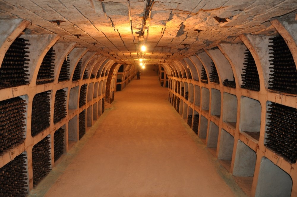 Ham ruou lon nhat the gioi anh 1