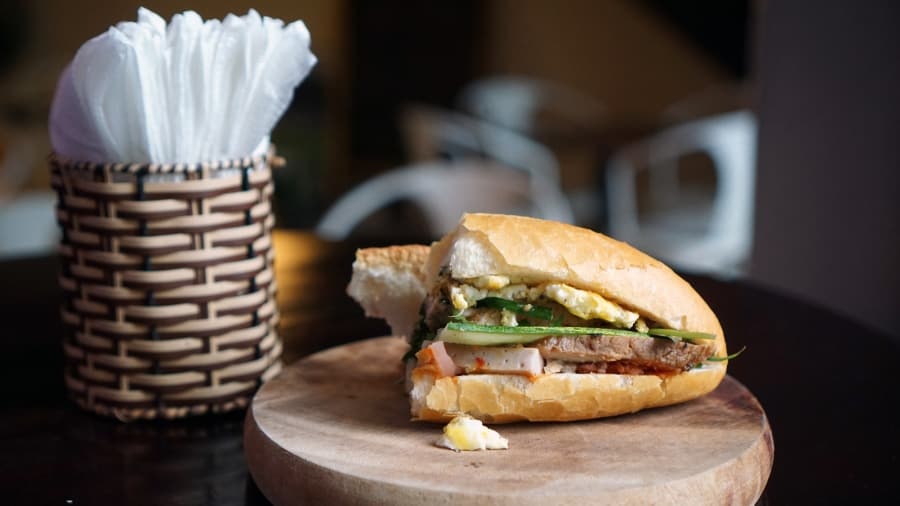 Nhung hang banh mi khien khach Tay me met o Hoi An anh 1