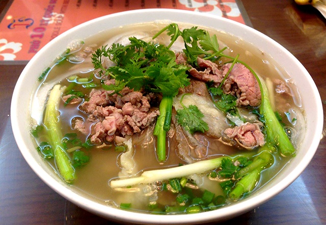 Pho - mon an truyen thong Viet Nam hap dan ban be nuoc ngoai hinh anh