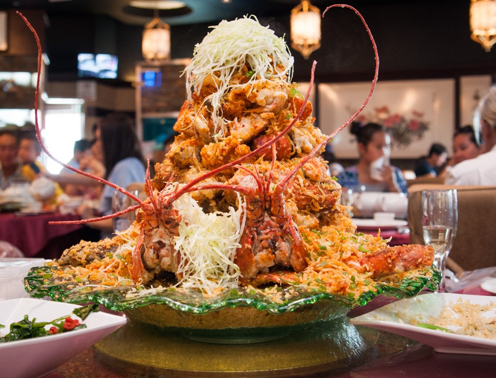 Nha hang phuc vu ca mot 'ngon nui' tom hum hinh anh