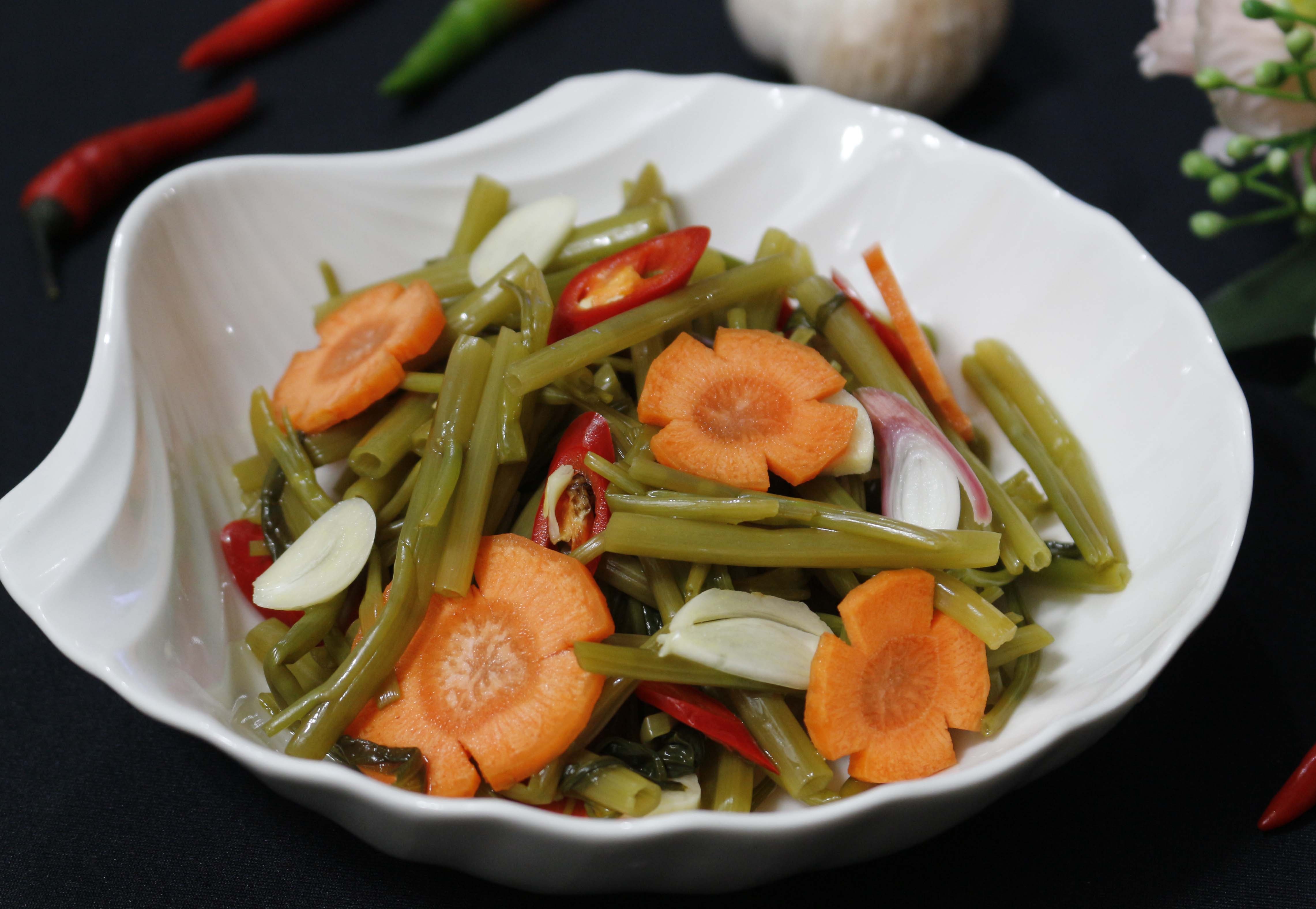 Toi nay an gi: Rau muong ngam chua ngot cho bua com them ngon hinh anh