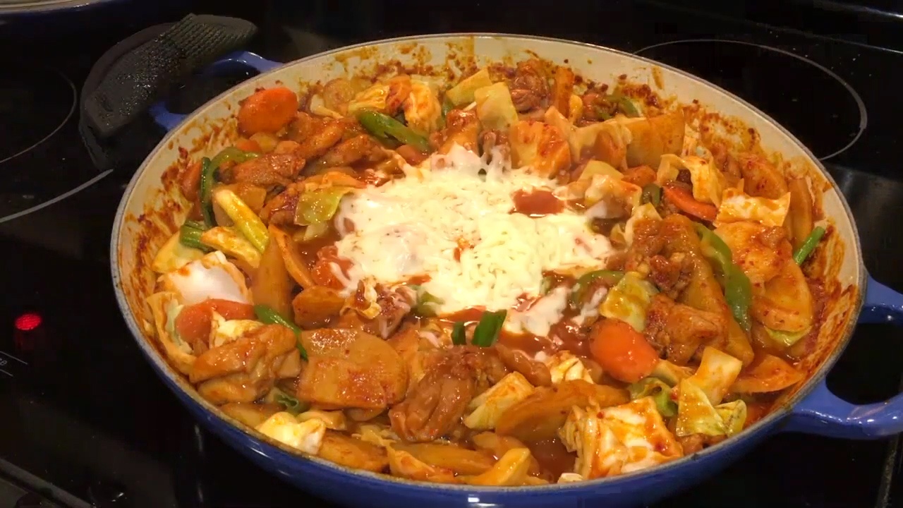 Tu lam ga xao cay Dak Galbi, mon an noi tieng cua Han Quoc hinh anh