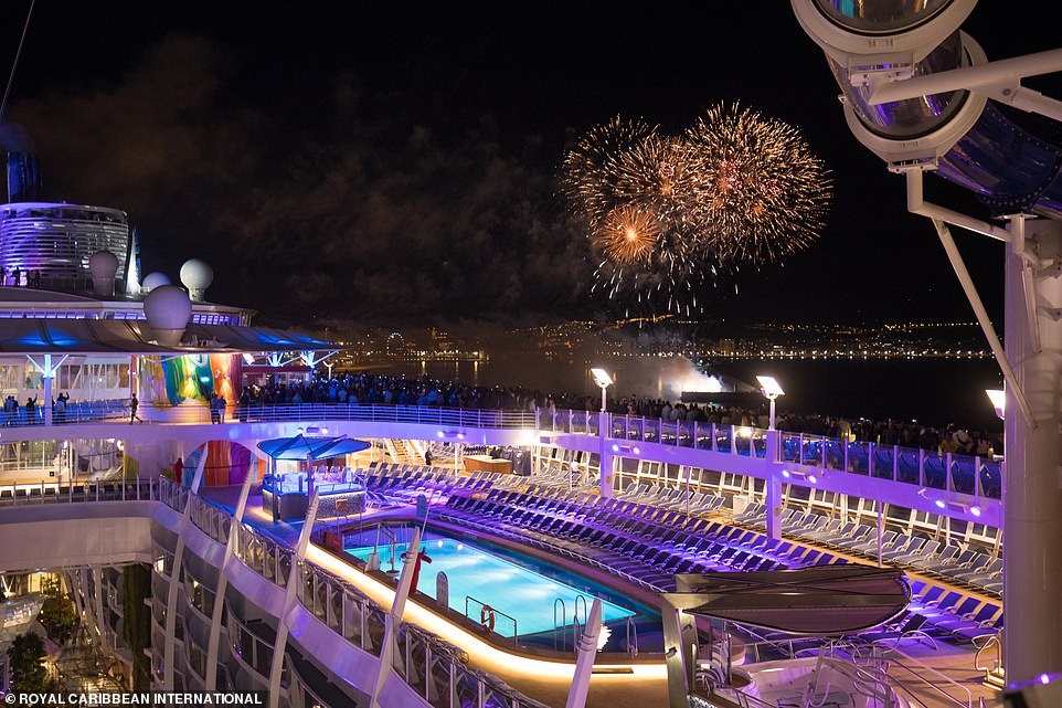 Tau du lich lon nhat the gioi anh 6