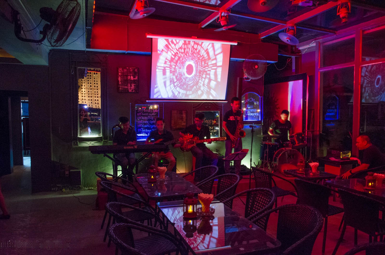 Nha hang phong cach Au o Ha Noi anh 4