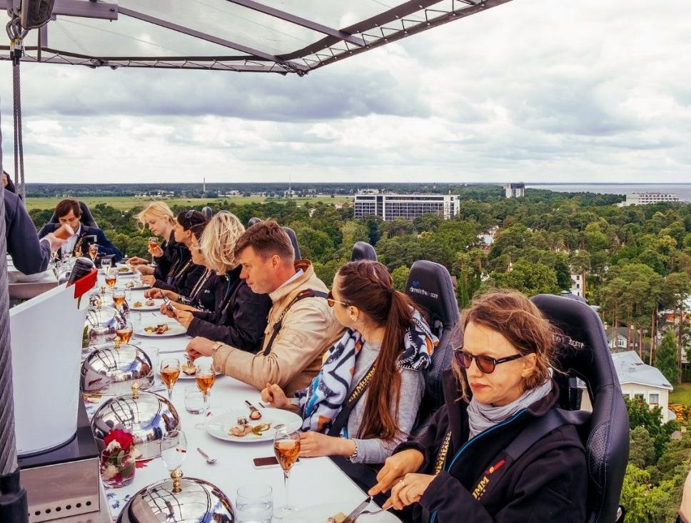Nha hang trong long nui lua va nhung bua an chi danh cho nguoi gan da hinh anh