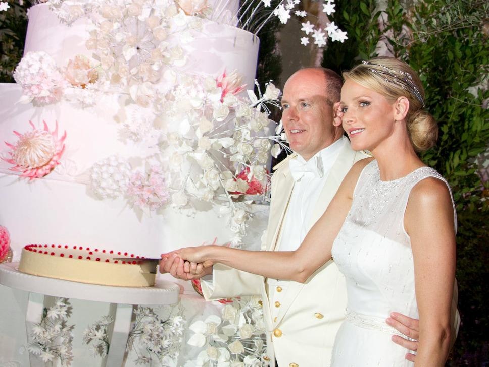 Nang 200 kg, cao 2 m va ky luc cua nhung chiec banh cuoi Hoang gia hinh anh