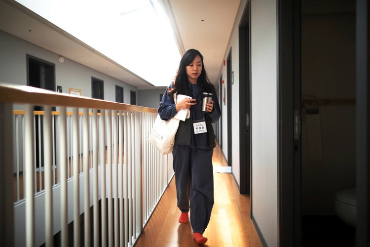 Trai nghiem cuoc song biet giam ben trong khach san nha tu o Han Quoc hinh anh