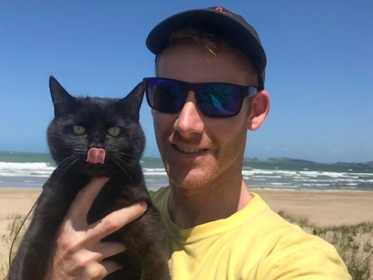 Chang trai du lich cung chu meo anh 2