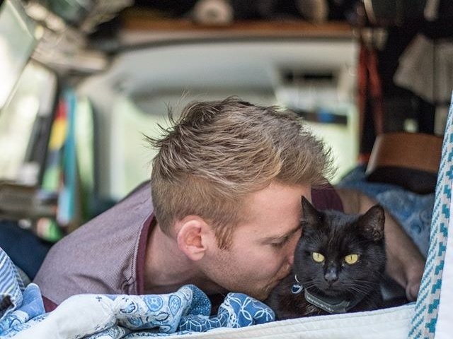 Chang trai du lich cung chu meo anh 4