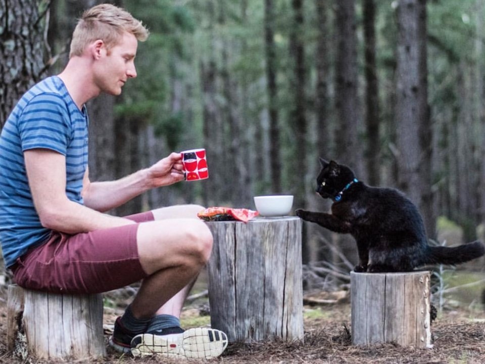 Chang trai du lich cung chu meo anh 6