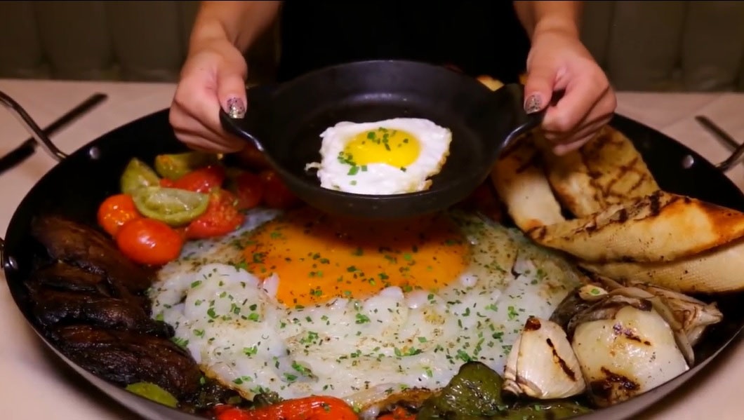 Bua sang dac biet voi trung da dieu khong lo hinh anh