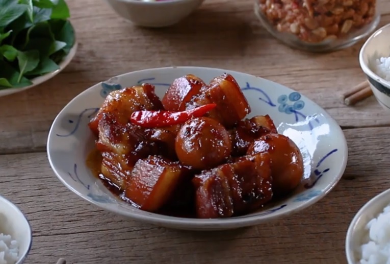 Toi nay an gi: Bi quyet nau thit kho trung thom ngon dam da hinh anh