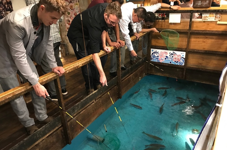 Nha hang yeu cau thuc khach tu cau bua an cua chinh minh hinh anh