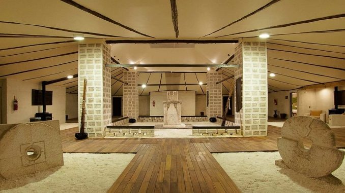 Khach san xay tu 10.000 tan muoi, nem thu cot va tran nha deu man hinh anh