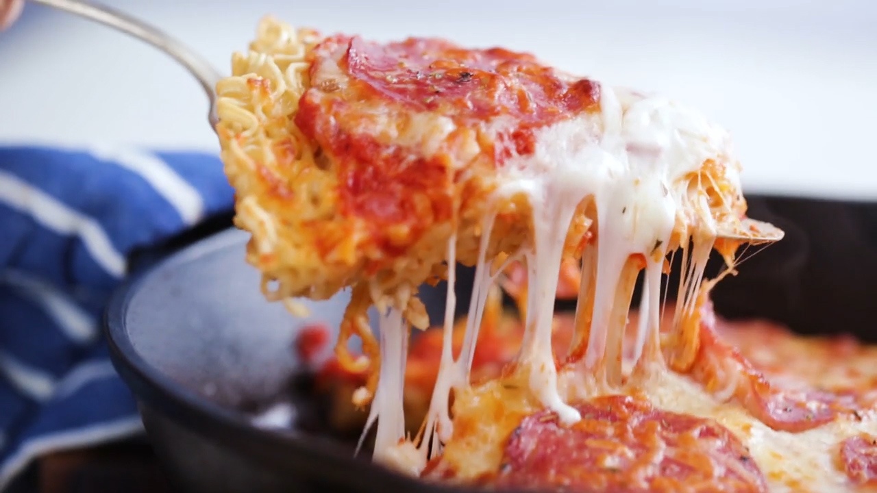 Ramen pizza - mon an ket hop mi ramen va banh pizza hap dan hinh anh