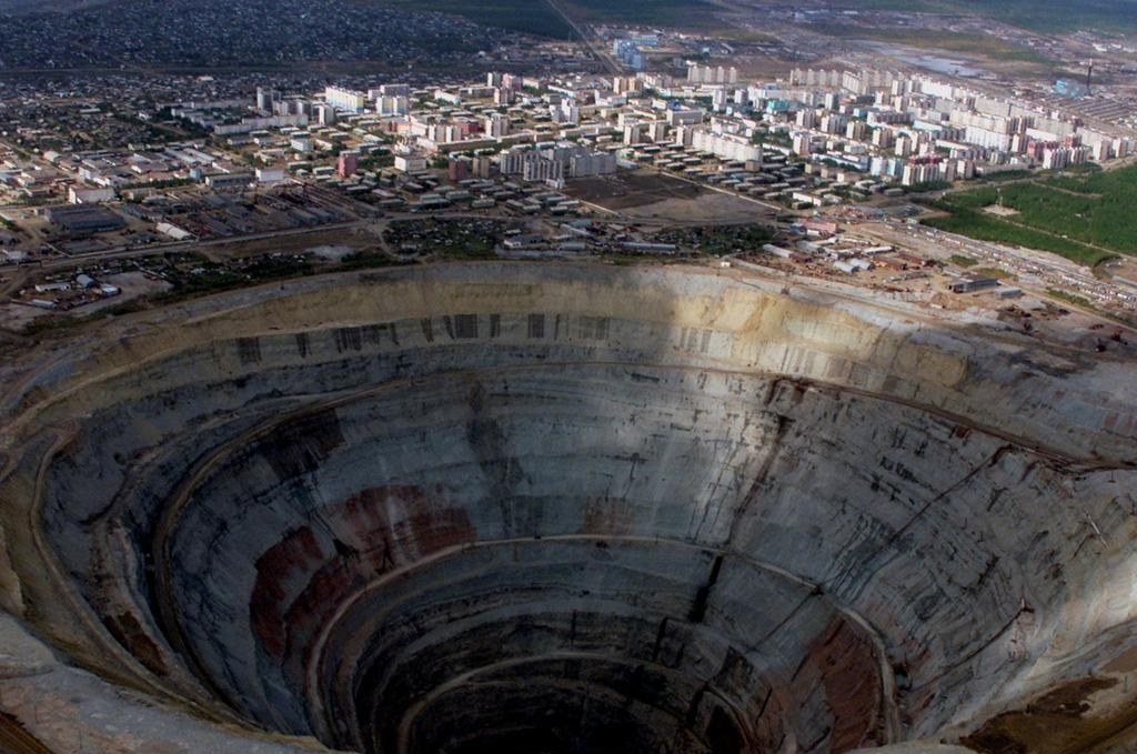 Thi tran nam ben ho sau khong lo nhu cua dia nguc hinh anh