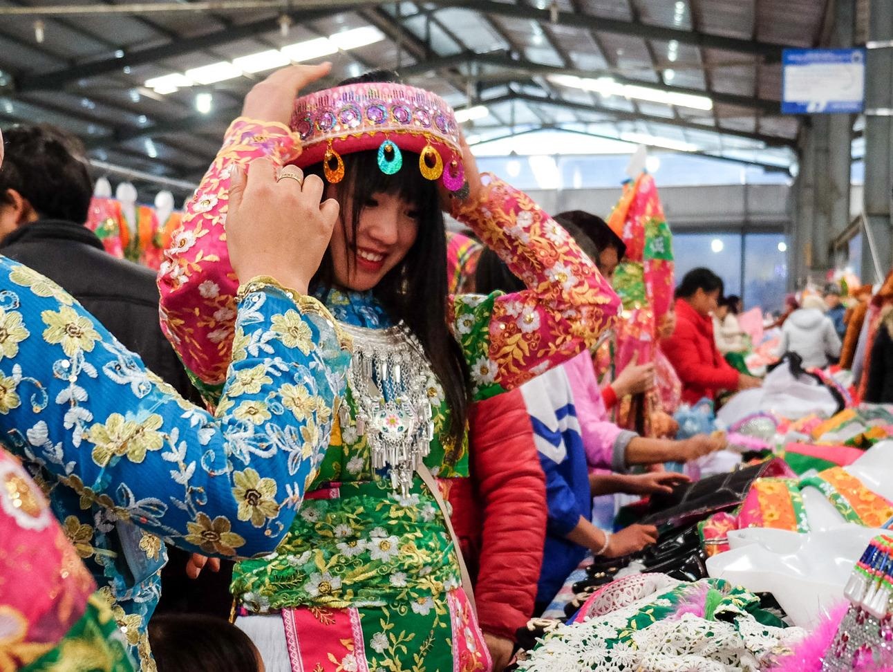 Rang ro phien cho mua xuan o Ha Giang ngay dau nam moi hinh anh