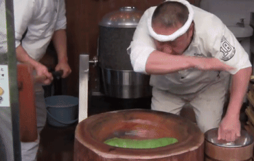 Yomogi mochi - mon an duong pho ai toi Nhat cung nen thu hinh anh