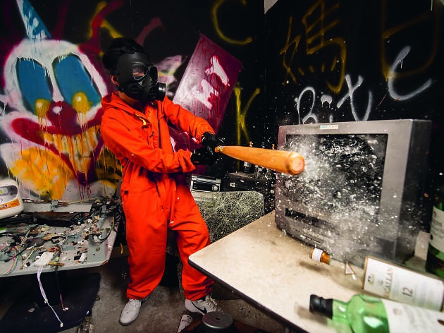 Trung tam du lich chi can tra tien la duoc 'dap pha' moi thu hinh anh