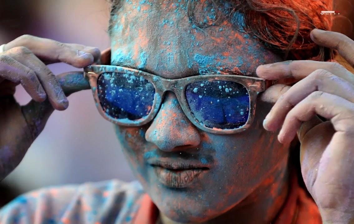 Sac mau bao phu trong le hoi Holi o An Do hinh anh