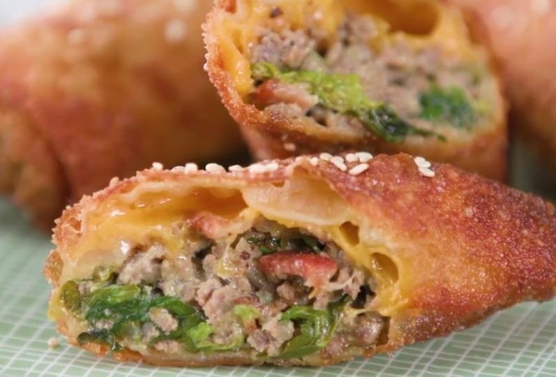 Toi nay an gi: Nem trung cuon pho mai voi nuoc sot dac biet hinh anh