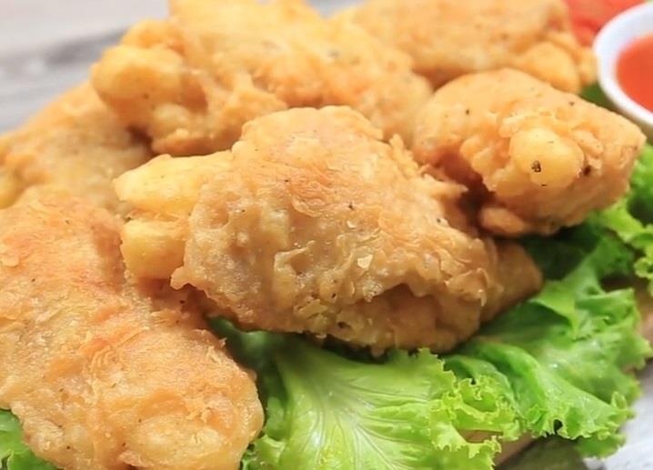 Toi nay an gi: Doi vi voi canh ga nhoi khoai tay chien gion hinh anh