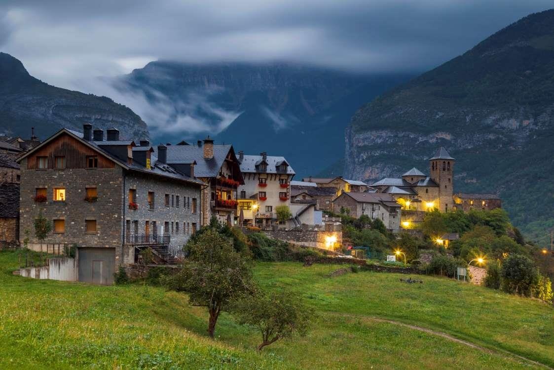 Nhung thi tran vach nui tuyet dep anh 11