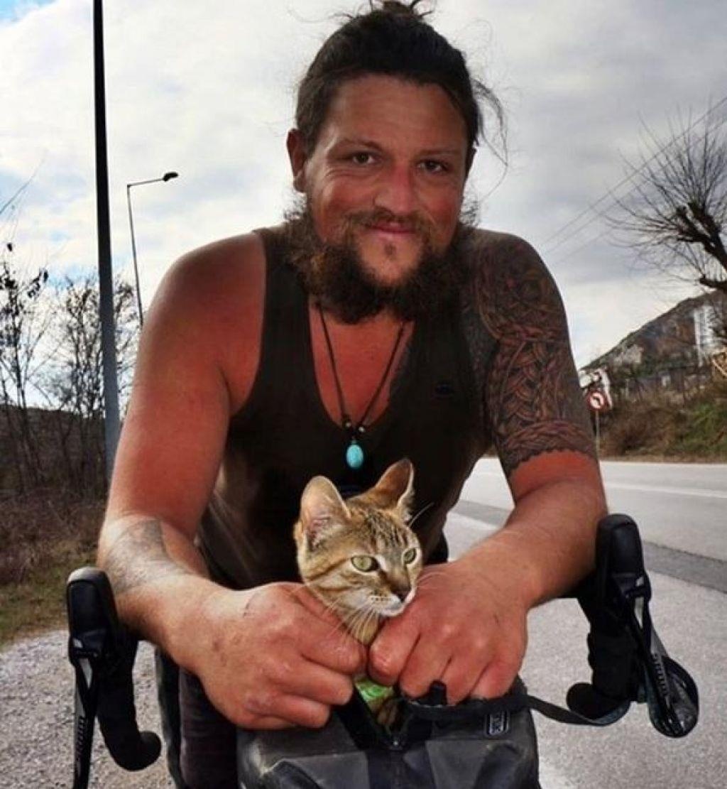 Dap xe vong quanh the gioi cung meo cung anh 1