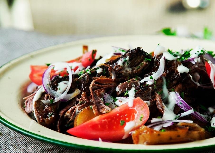 Toi nay an gi: Bit tet bo nuong kem rau cu hinh anh