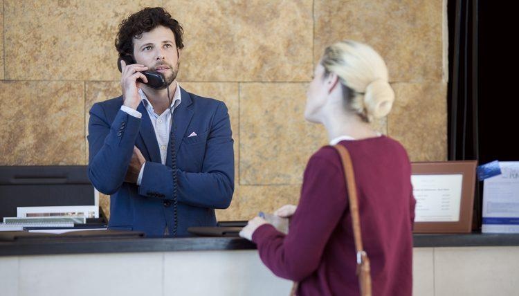 7 dau hieu khach san ban dinh dat se rat te anh 2