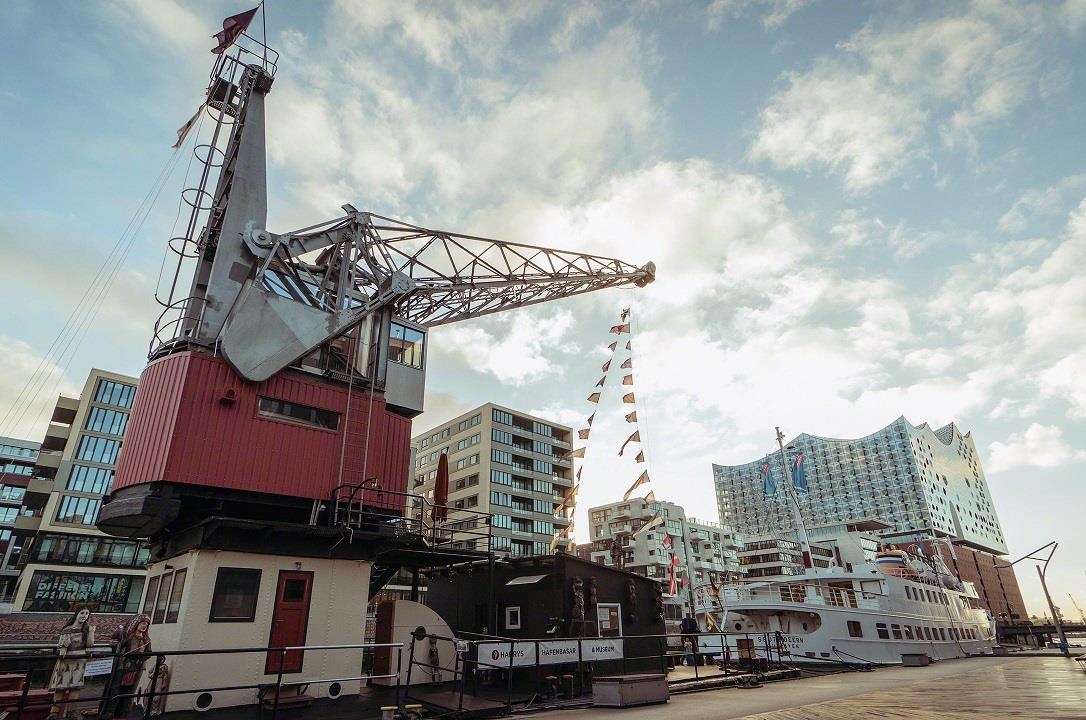 Khach san noi doc dao duoc nang cap tu can cau hinh anh