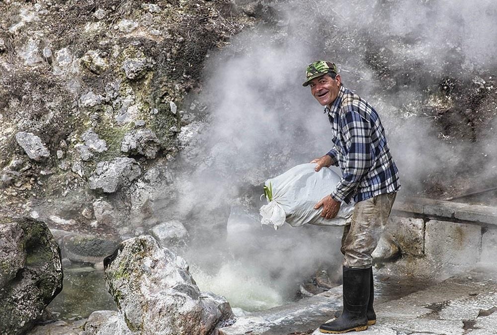 Truyen thong nau an tren mieng nui lua doc dao hut khach hinh anh