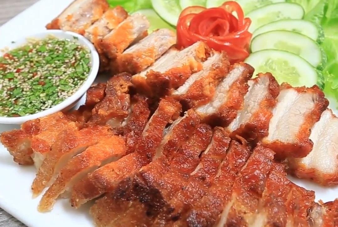 Toi nay an gi: Thit lon quay nuoc mam kieu Thai hinh anh